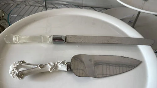 CAKE KNIFE - White Holder (Long Knife)