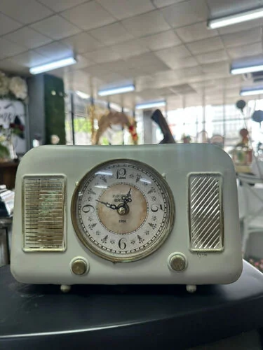 (SM) Vintage Beige Clock